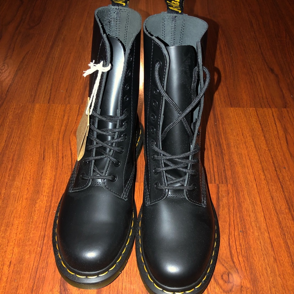NWT 1490 smooth Dr. Martens